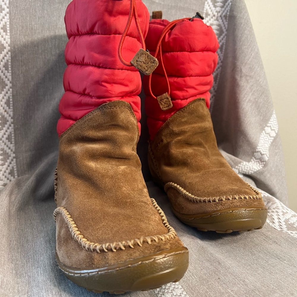 Columbia Moccasin Snow Boots in Brown and Red